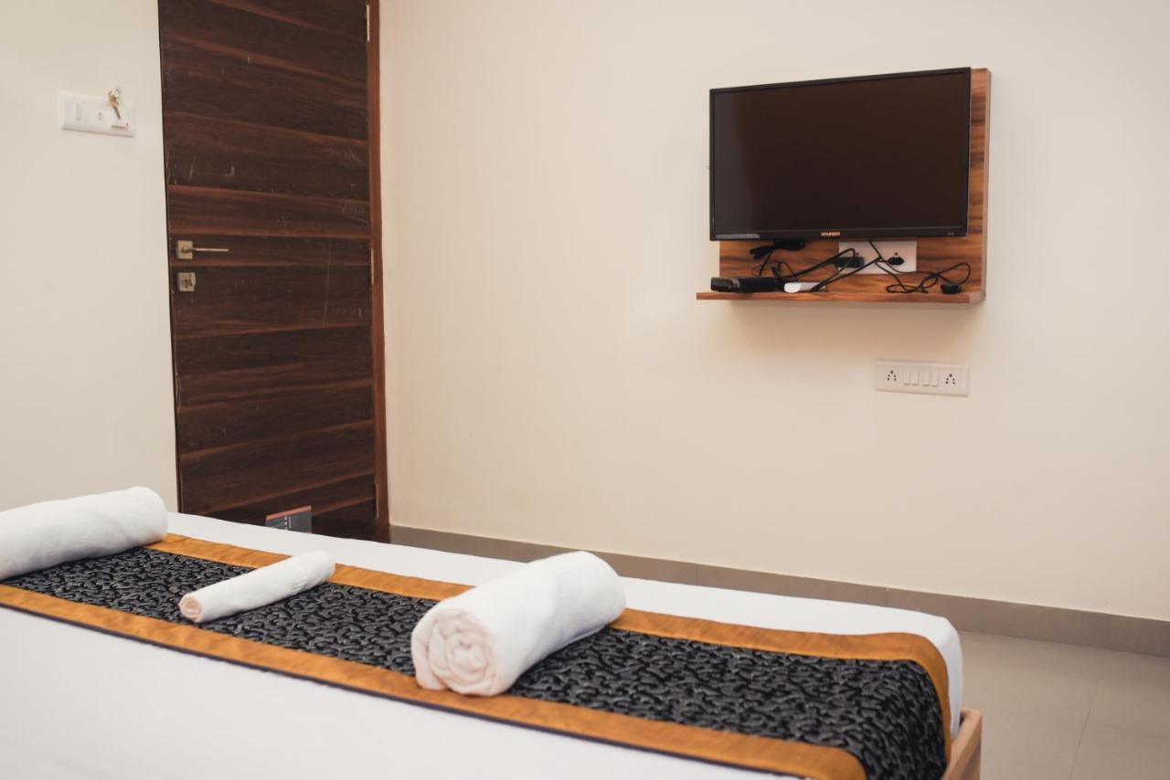 Lotus Hotel Nagaon Beach Alibag Bagian luar foto